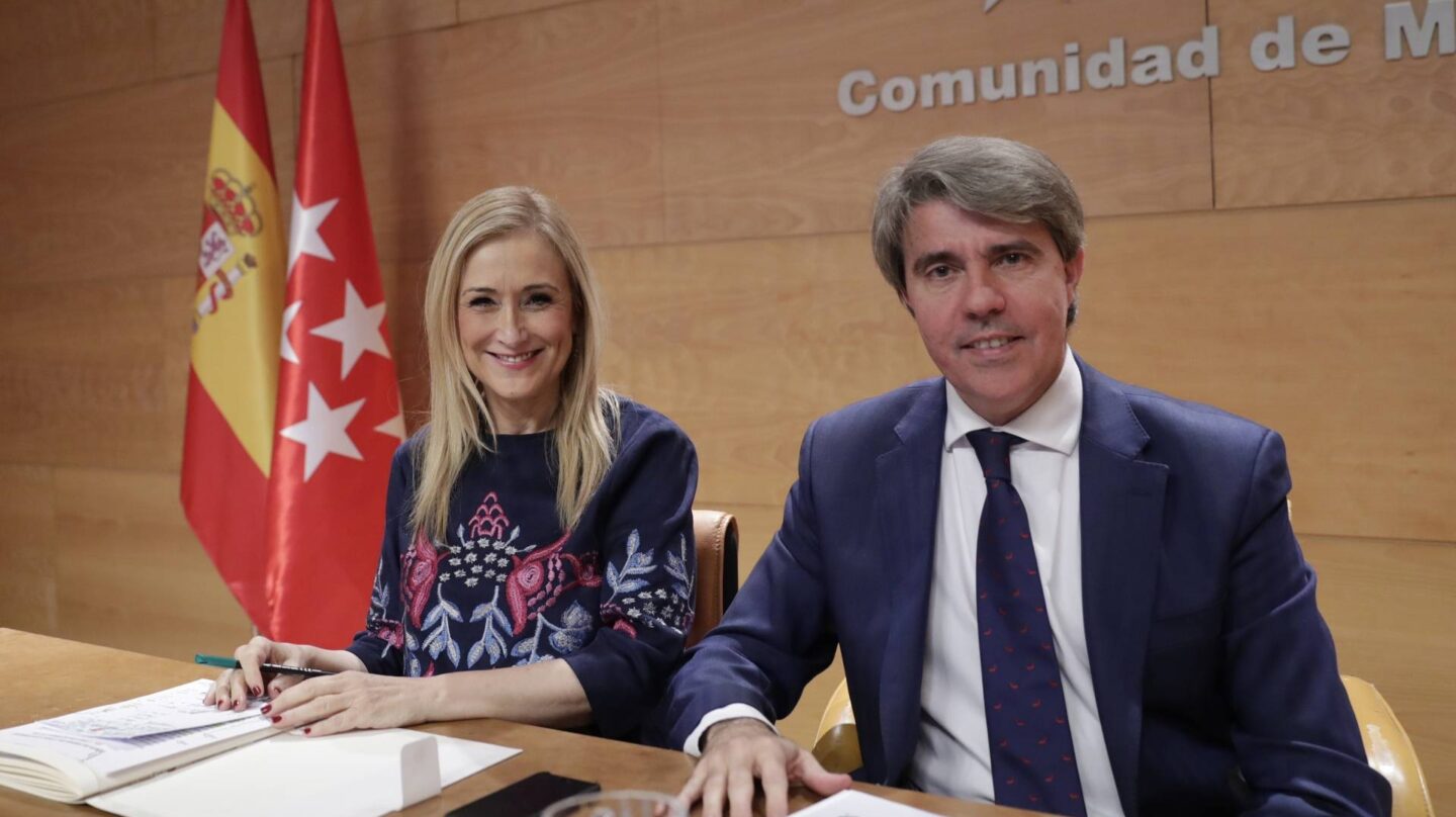 El consejero Ángel Garrido junto a la presidenta de la Comunidad de Madrid, Cristina Cifuentes.