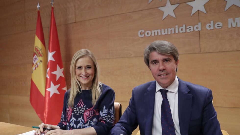 El consejero Ángel Garrido junto a la presidenta de la Comunidad de Madrid, Cristina Cifuentes.