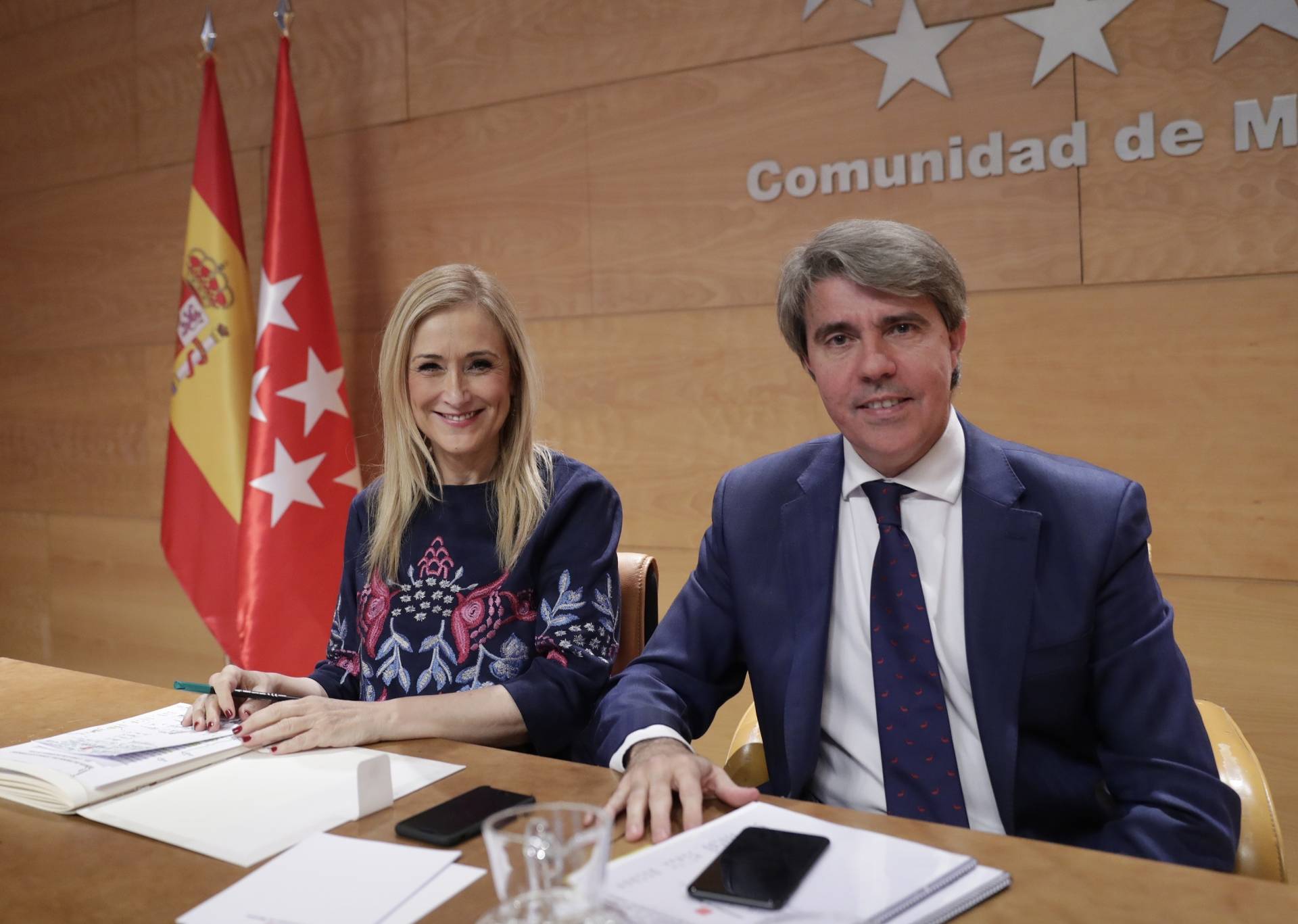 El consejero Ángel Garrido junto a la presidenta de la Comunidad de Madrid, Cristina Cifuentes.