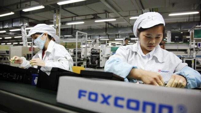 Una de las trabajadoras de Foxconn en una fábrica de la compañía.
