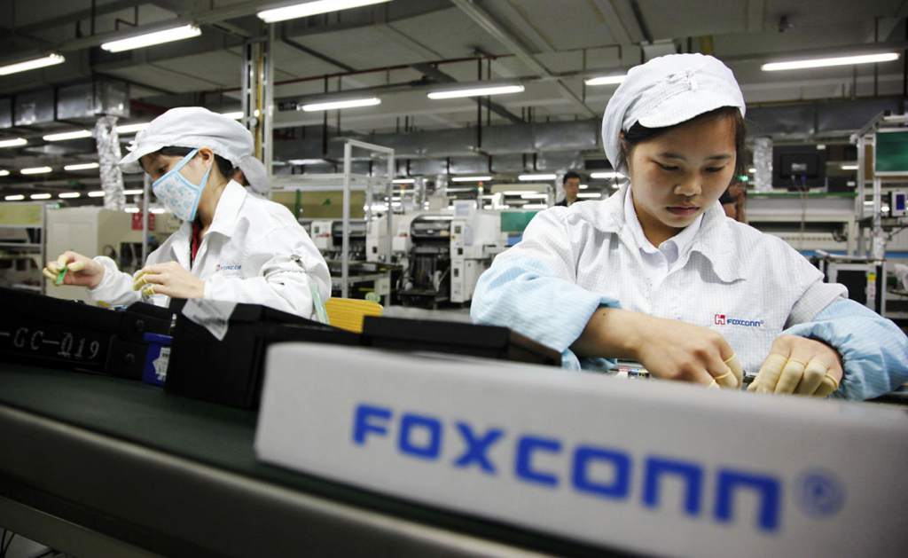 Una de las trabajadoras de Foxconn en una fábrica de la compañía.