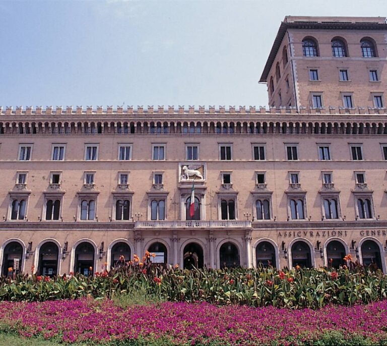 Intesa Sanpaolo acecha a Generali para conformar un gigante financiero en Europa