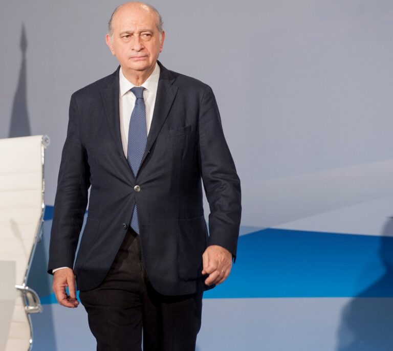 Fernández Díaz ordenó vía SMS a su número dos espiar a Bárcenas