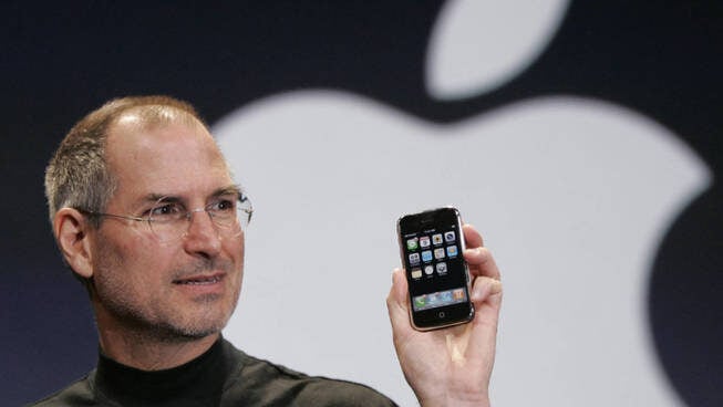 El creador del iPhone, Steve Jobs, durante la primera presentación del dispositivo.