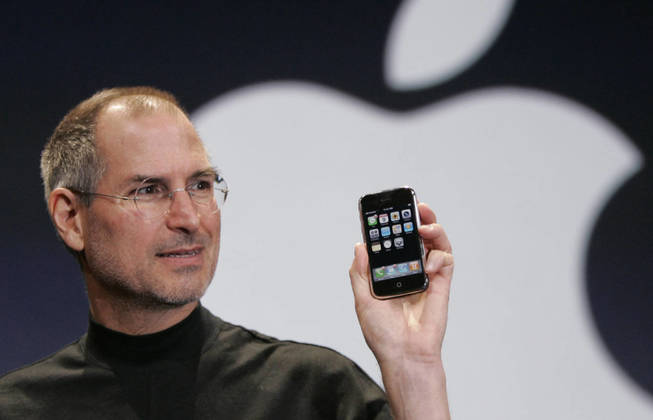 El creador del iPhone, Steve Jobs, durante la primera presentación del dispositivo.