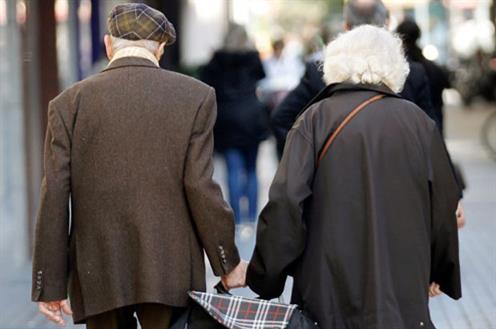 Dos jubilados caminando juntos.