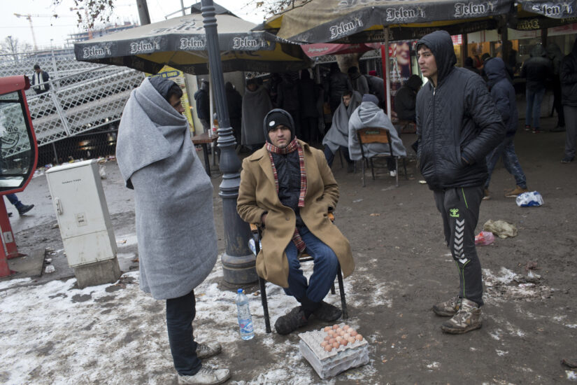 El pasado fin de semana, el termómetro bajó hasta los 16 grados bajo cero en Belgrado, donde el número de refugiados alcanzó los 2.000.