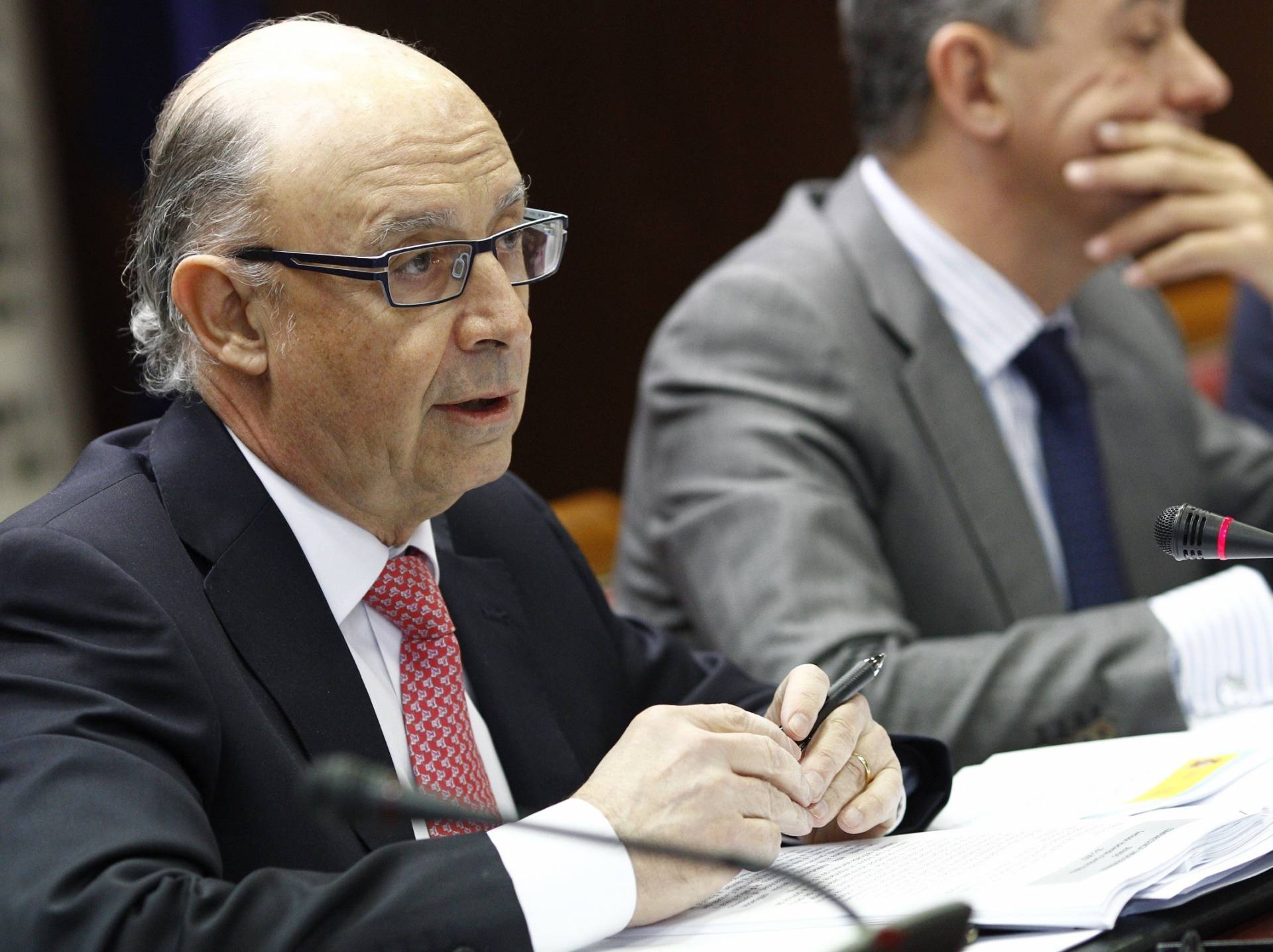 El ministro de Hacienda, Cristóbal Montoro, durante su comparecencia en el Senado.