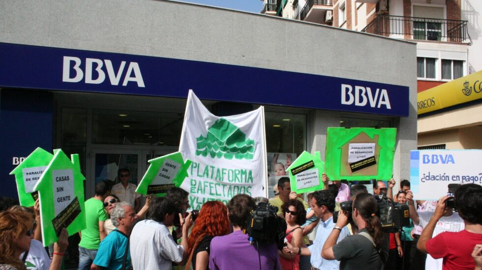 Protesta anti-desahucios frente a una sucursal del BBVA en Málaga.