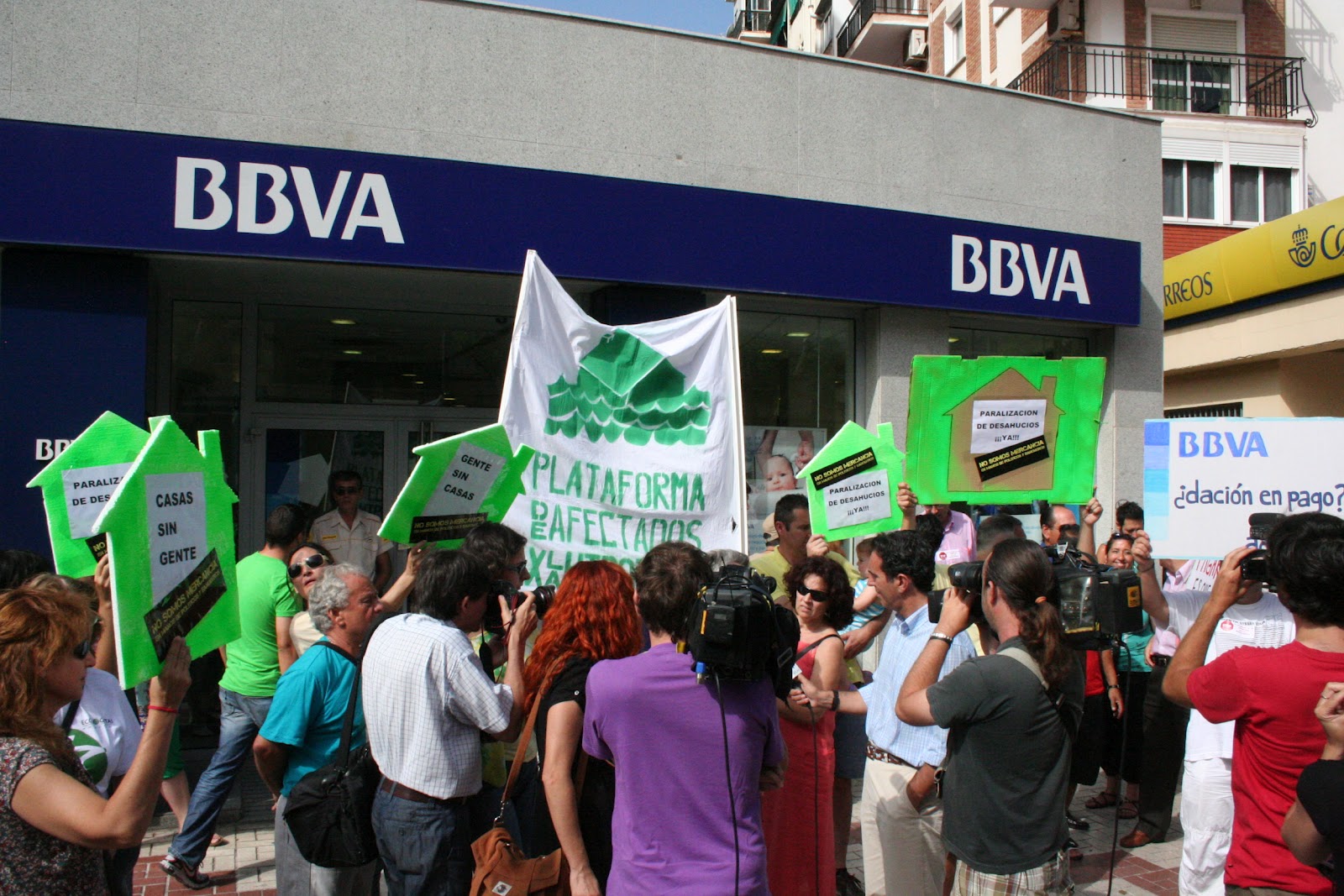 Protesta anti-desahucios frente a una sucursal del BBVA en Málaga.