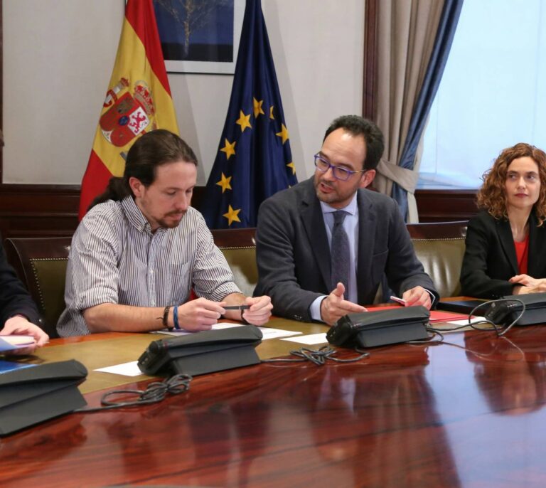 PSOE, Ciudadanos y Podemos se disputan la 'medalla' de la renta mínima