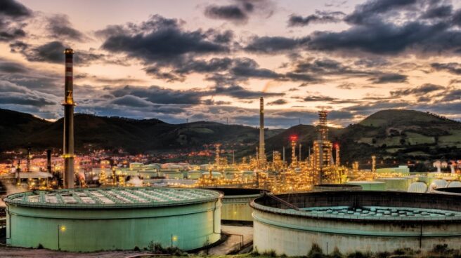 Vista general de las instalaciones de la refinerÌa de Petronor, situada en Muskiz, Bilbao.