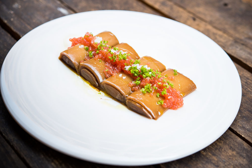 Los ouerros con escabeche asiático y caviar de tomate que se servirán en el restaurante, El Mendrugo.