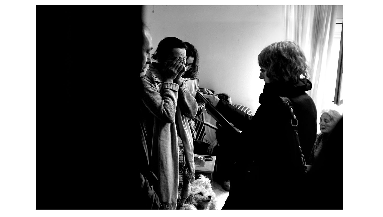 El aumento de desahucios, es una de las consecuencias que evidencian la crisis en España. Esta imagen capta el momento en el que la comisión judicial notifica a Loli que, junto a su madre de 70 años y su hermano, serán desahuciados en ese mismo momento de su casa, en régimen de alquiler social gestionado por la Comunidad de Madrid.
