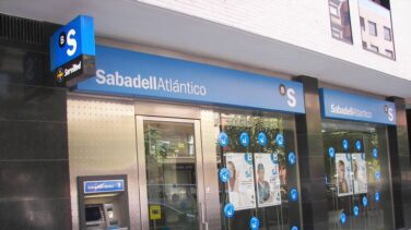 Sabadell y Caixa lideran las caídas del Ibex: pierden 865 millones en el día de las detenciones