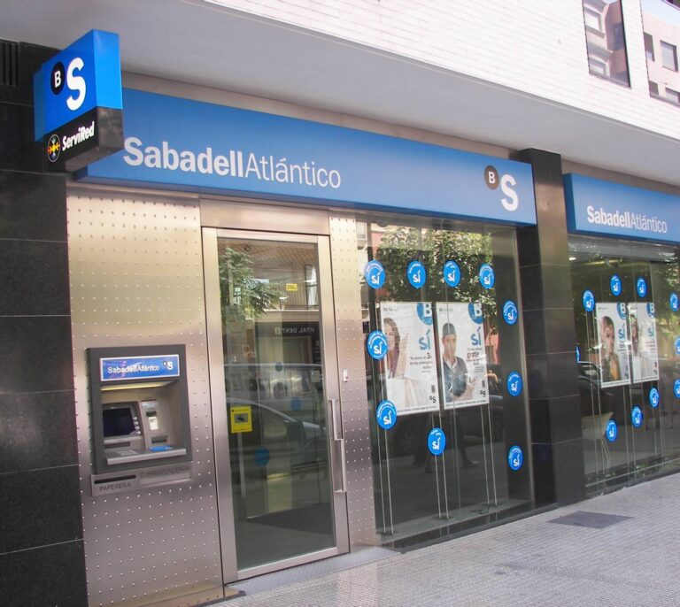 Sabadell deja de ser bono basura tras la mejora de ráting de S&P
