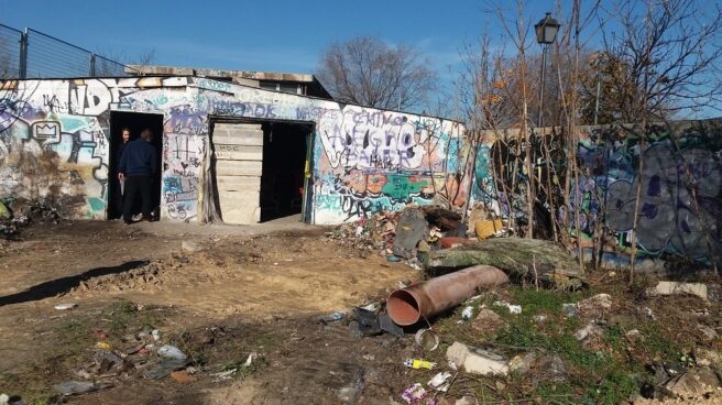 Agentes de la Policía efectúan un registro en la cabaña donde se reunían los yihadistas detenidos.