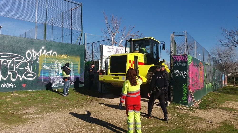 Durante la operación, el operativo de la Policía demolió la cabaña en la que se reunían los detenidos.