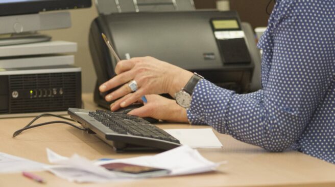 Trabajadora interina en su puesto de trabajo.