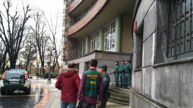 Agentes de la UCO registran la sede de UGT en Asturias.