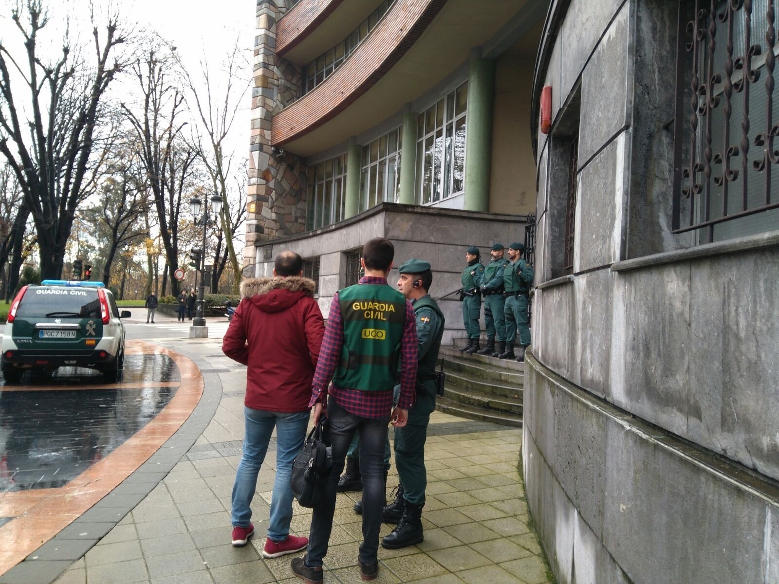 Agentes de la UCO registran la sede de UGT en Asturias.