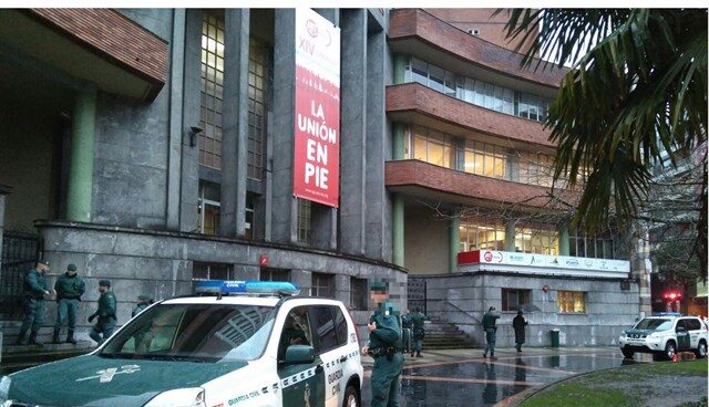 La Guardia Civil registra la sede de UGT-Asturias en Oviedo.