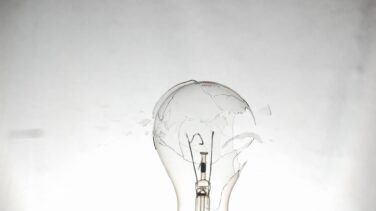 ¿Por qué esta tarde va a salir tan increíblemente caro encender la luz?