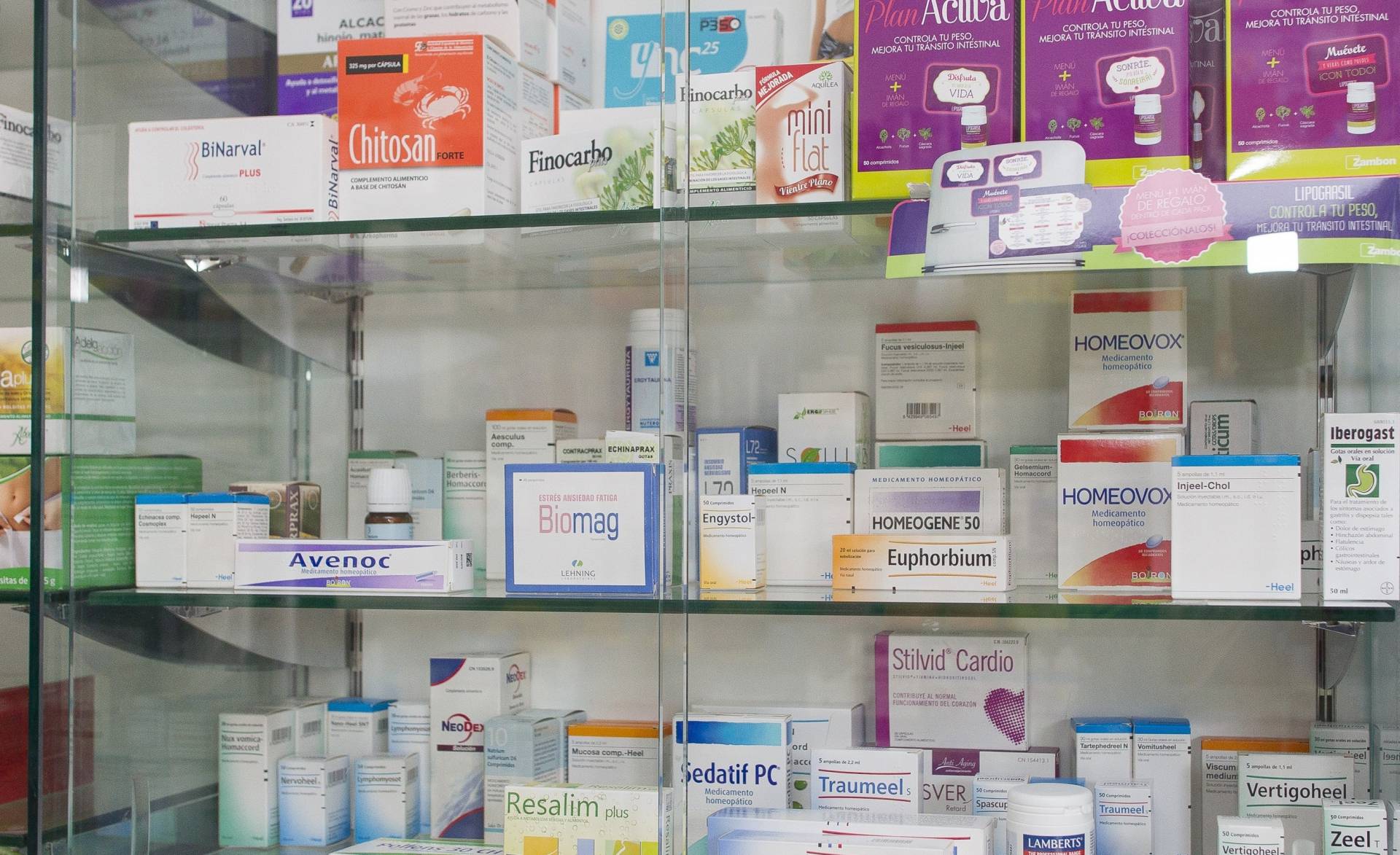 Medicamentos en la estantería de una farmacia.