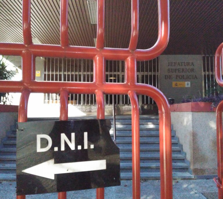 Interior detrae policías de la calle para desatascar la expedición de DNI