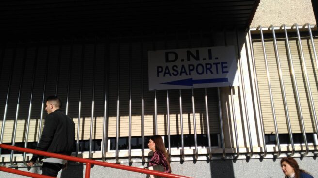 Policías alertan de un posible colapso en el DNI: 45.000 sin renovar por el estado de alarma Ciudadanos, accediendo a la jefatura superior de Policía de Andalucía Occidental, en Sevilla, a renovar el DNI en una imagen de archivo.