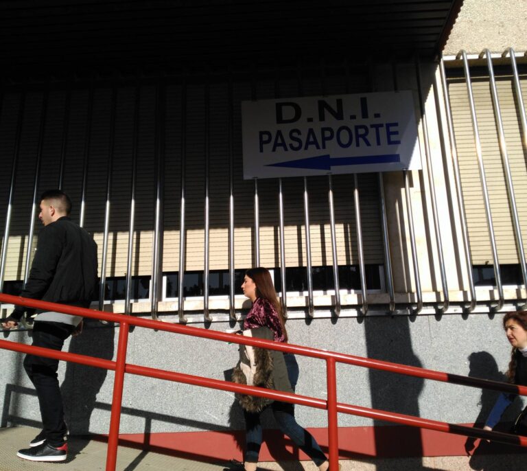 Policías alertan de un posible colapso en el DNI: 45.000 sin renovar por el estado de alarma
