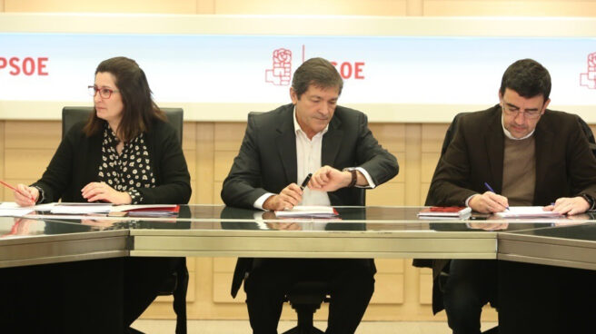 Javier Fernández y Mario Jiménez en la reunión de la Gestora del PSOE en Ferraz
