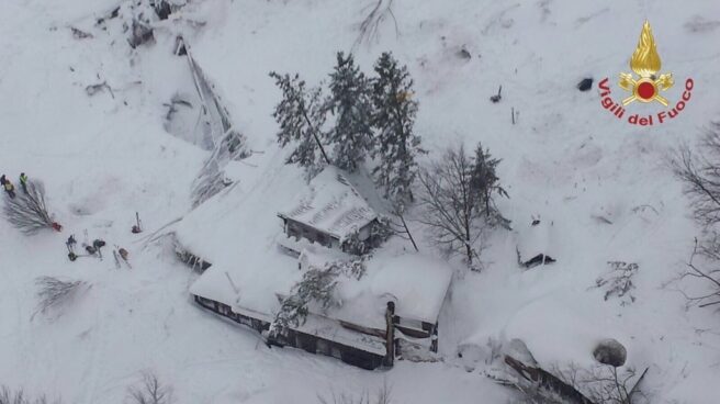 hotel El Hotel Rigopiano, ubicado en la localidad de Farindola, en el centro de Italia, sepultado por la nieve.