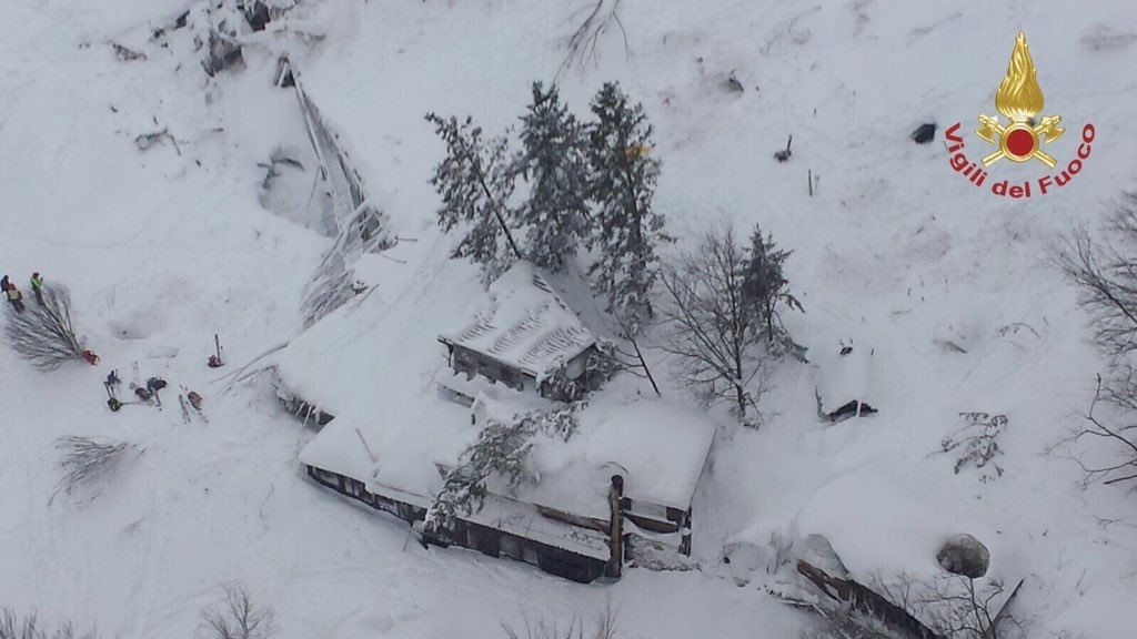 El Hotel Rigopiano, ubicado en la localidad de Farindola, en el centro de Italia, sepultado por la nieve.