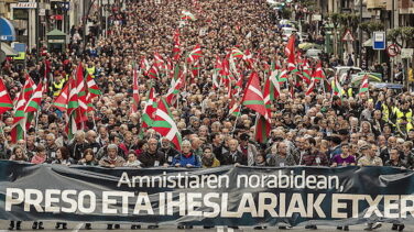 El encierro 'oficial' de los presos de ETA aviva las voces críticas en la banda