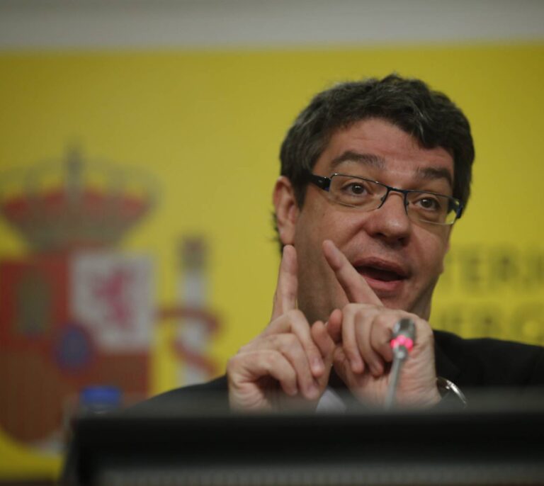 Las eléctricas abren otro frente legal para cobrar más con la tarifa regulada de la luz