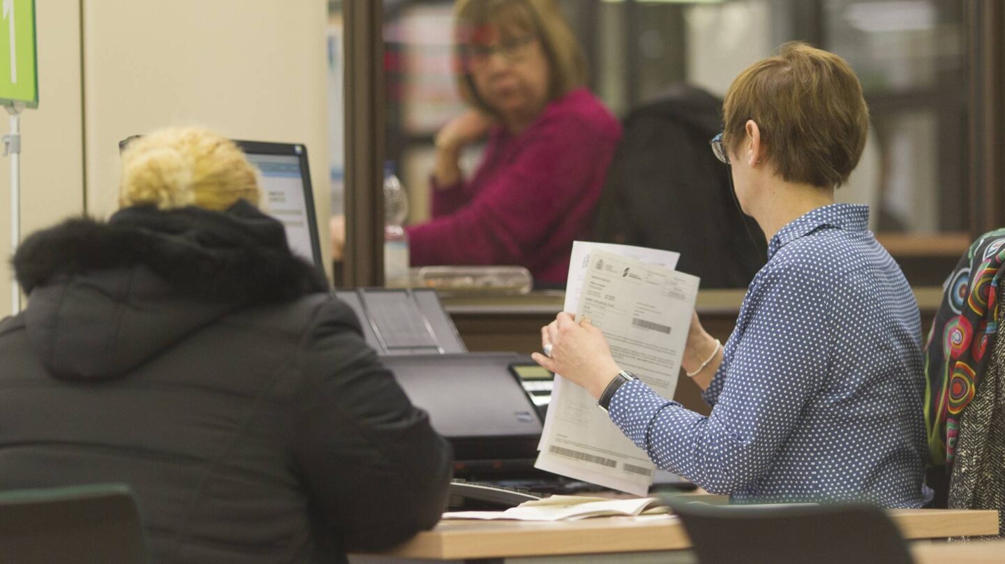 Trabajadora en una oficina de Empleo.