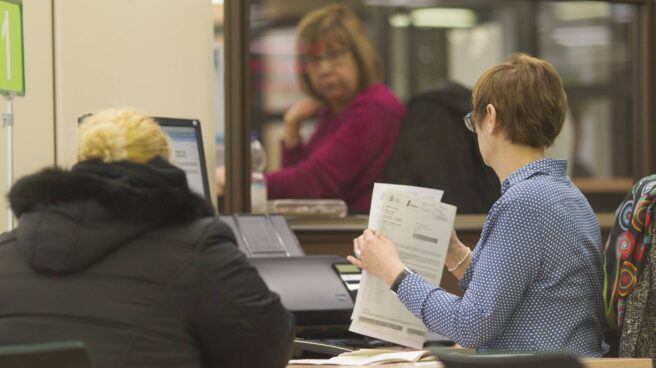 Trabajadora en una oficina de Empleo.