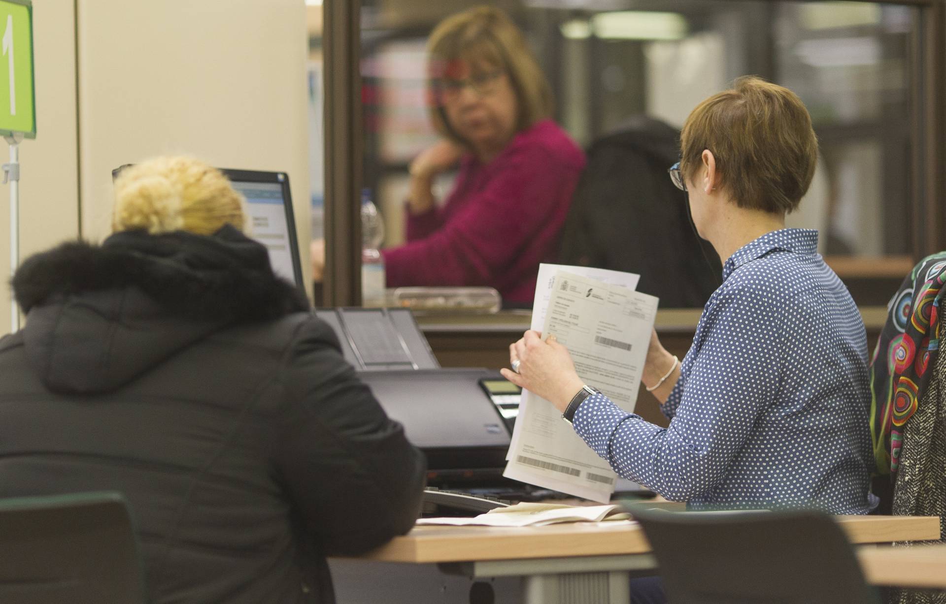 Trabajadora en una oficina de Empleo.