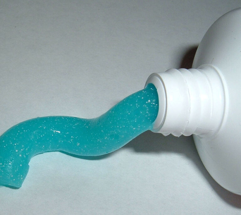 Por qué el flúor frena la caries