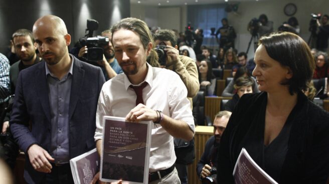 El secretario de Economía de Podemos, Nacho Álvarez, el secretario general de Ahora Podemos, Pablo Iglesias, y la Secretaria General del Grupo Parlamentario Unidos Podemos -ECP-EM, Carolina Bescansa.