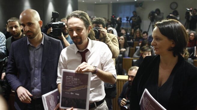 podemos-iglesias El secretario de Economía de Podemos, Nacho Álvarez, el secretario general de Ahora Podemos, Pablo Iglesias, y la Secretaria General del Grupo Parlamentario Unidos Podemos -ECP-EM, Carolina Bescansa.