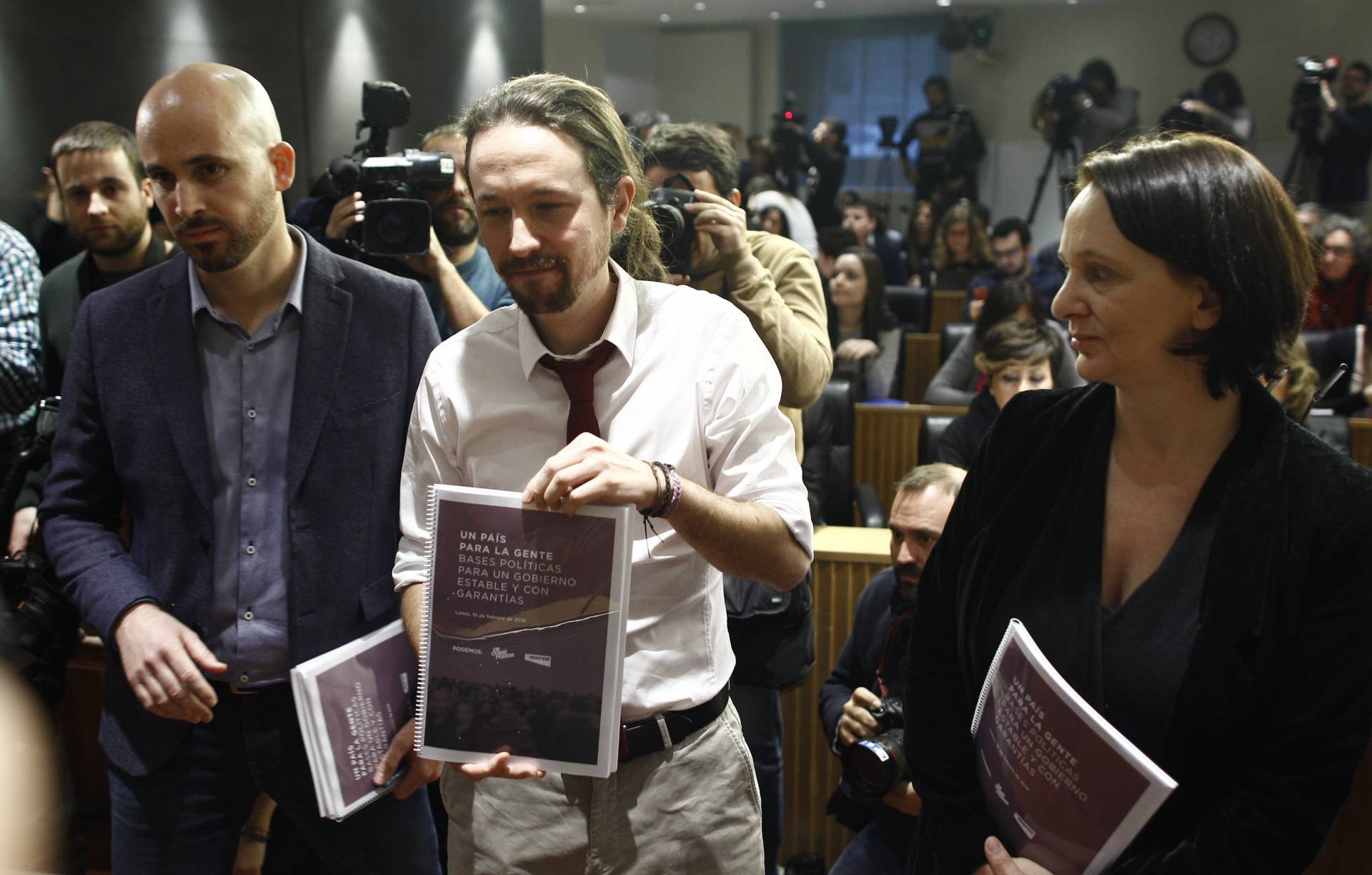 El secretario de Economía de Podemos, Nacho Álvarez, el secretario general de Ahora Podemos, Pablo Iglesias, y la Secretaria General del Grupo Parlamentario Unidos Podemos -ECP-EM, Carolina Bescansa.