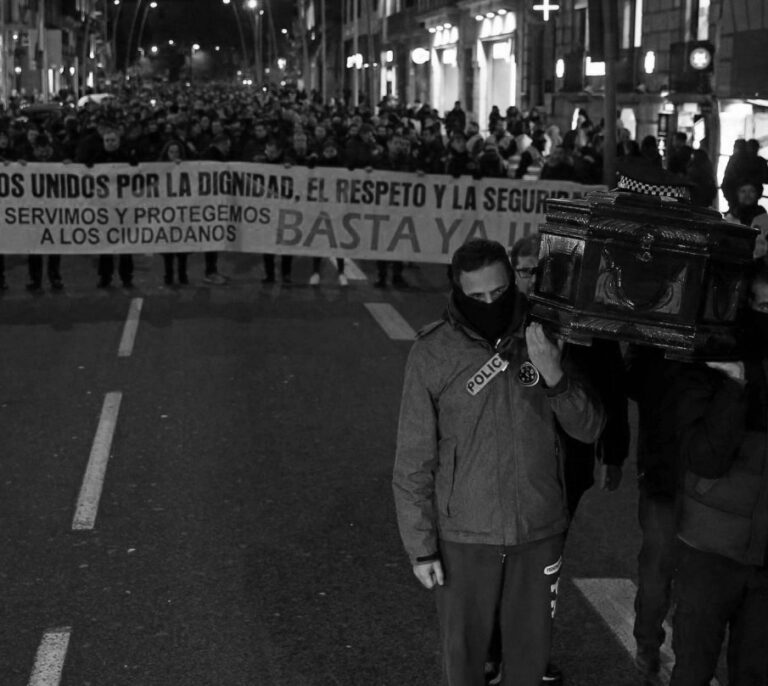 Policías atrapados en una batalla política
