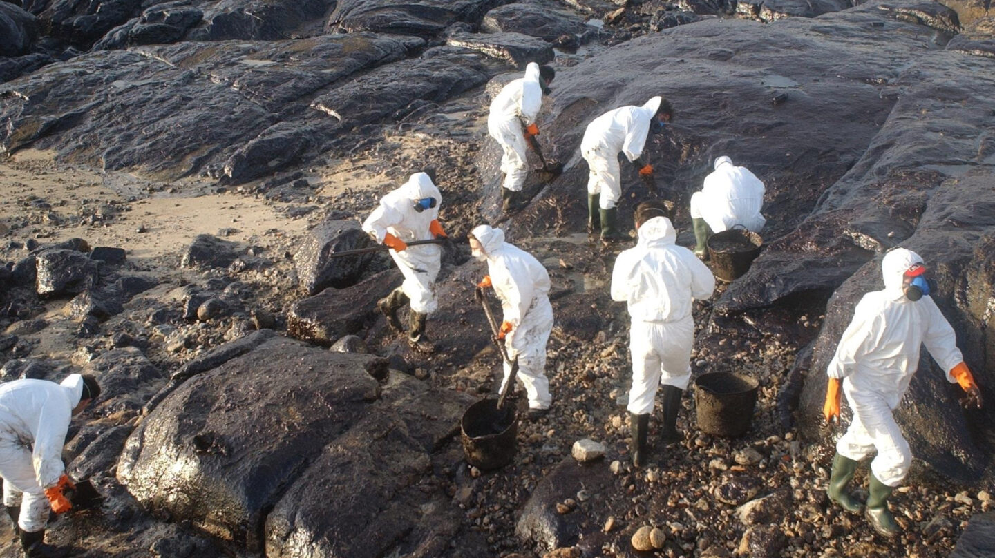 Voluntarios recogiendo chapapote en las costas de Galicia tras el vertido del Prestige.