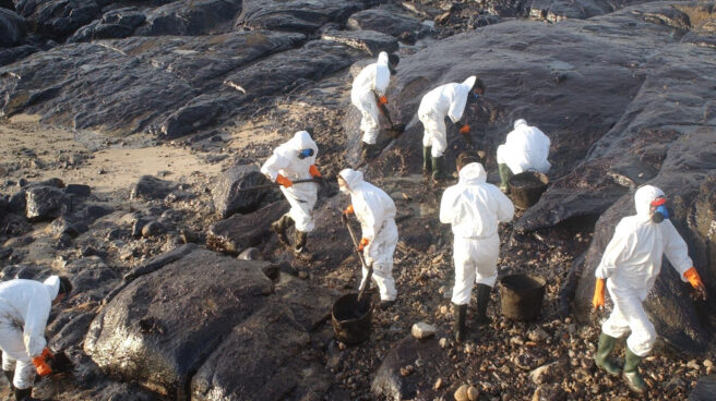 Voluntarios recogiendo chapapote en las costas de Galicia tras el vertido del Prestige.