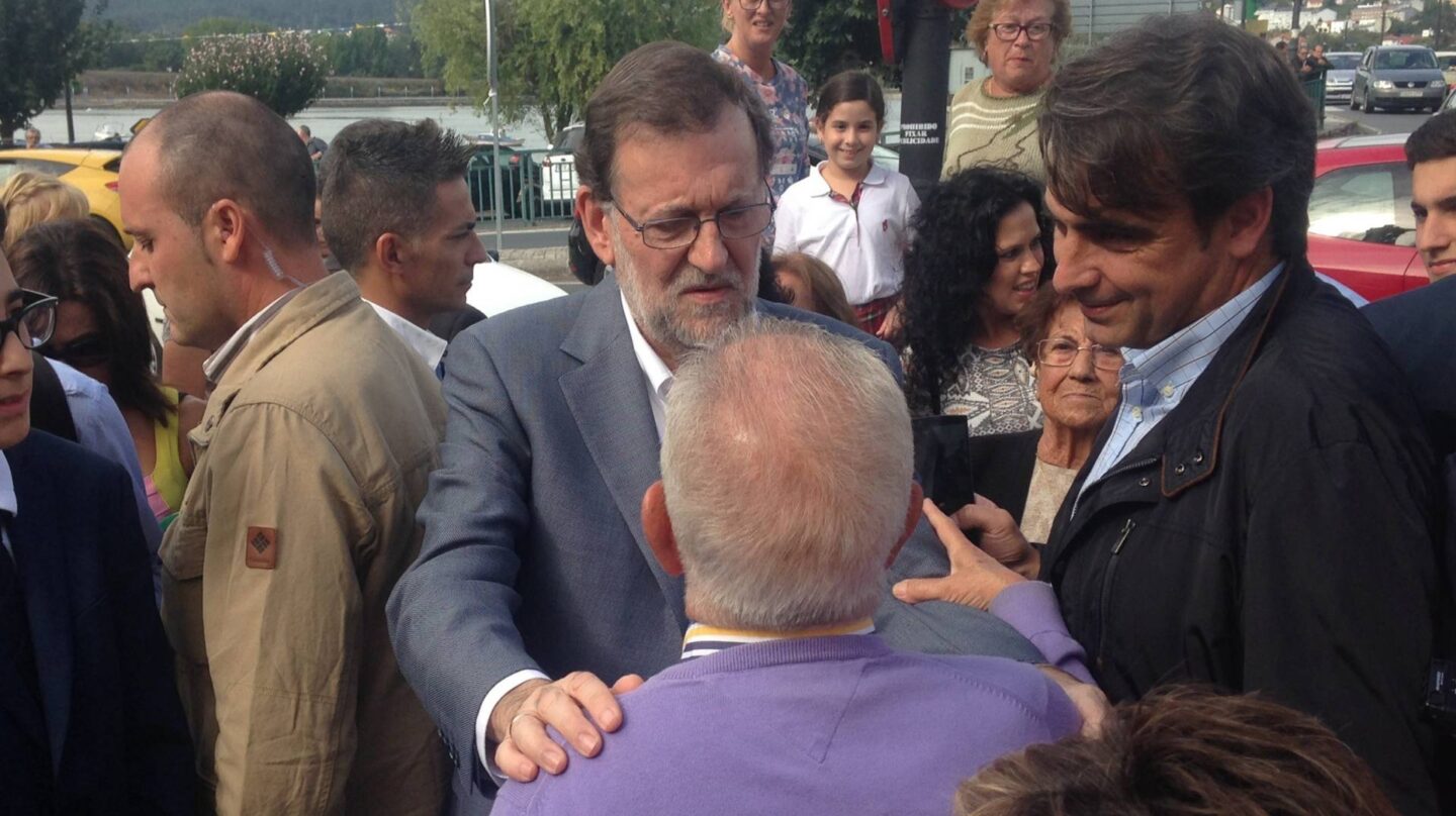 El presidente del Gobierno, Mariano Rajoy, durante la campaña electoral del 25S, en Pontedeume.