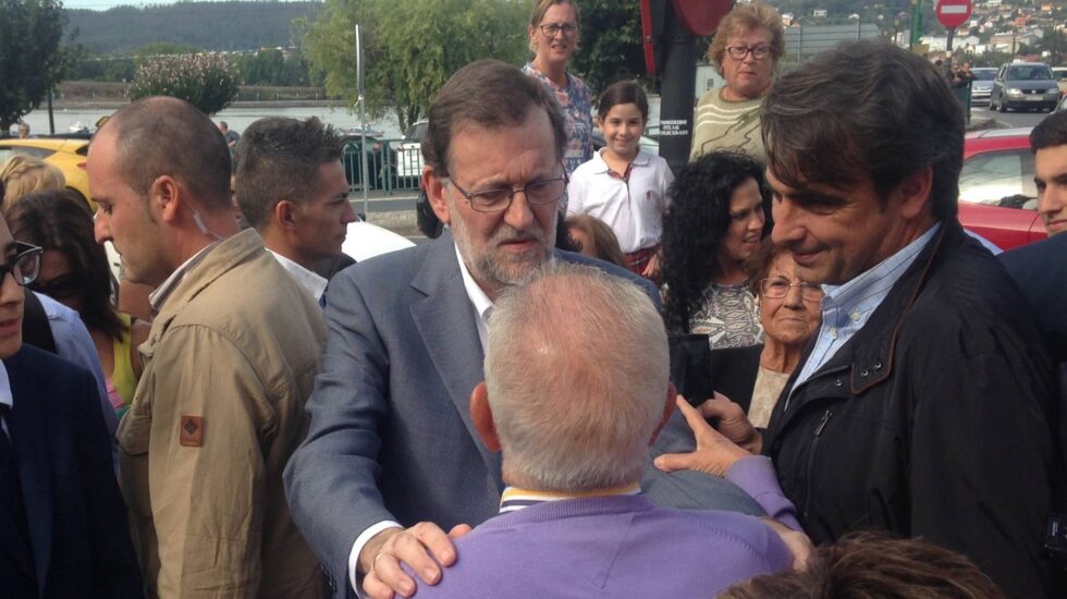 El presidente del Gobierno, Mariano Rajoy, durante la campaña electoral del 25S, en Pontedeume.