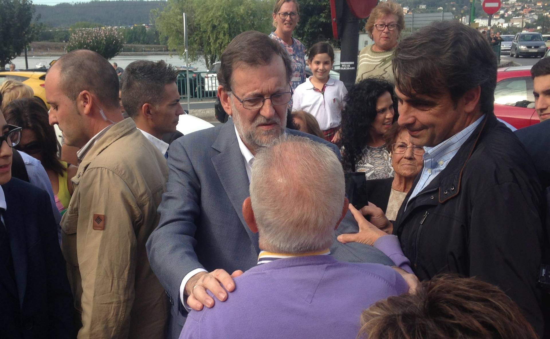 El presidente del Gobierno, Mariano Rajoy, durante la campaña electoral del 25S, en Pontedeume.
