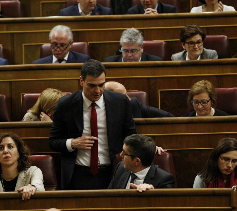 Sánchez ultima una reunión de trabajo con sus fieles para lanzar su candidatura